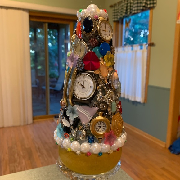 IT’S ABOUT TIME Junkdrawer Tree Decoration